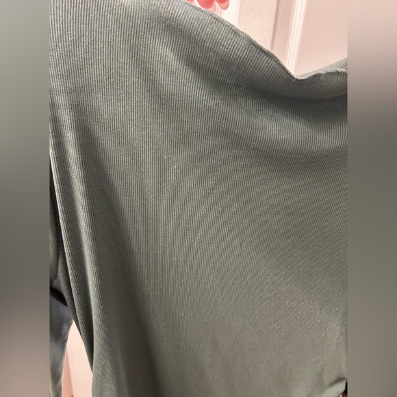 Vici kolby long sleeve ruched knit dress in green - Picture 9 of 9